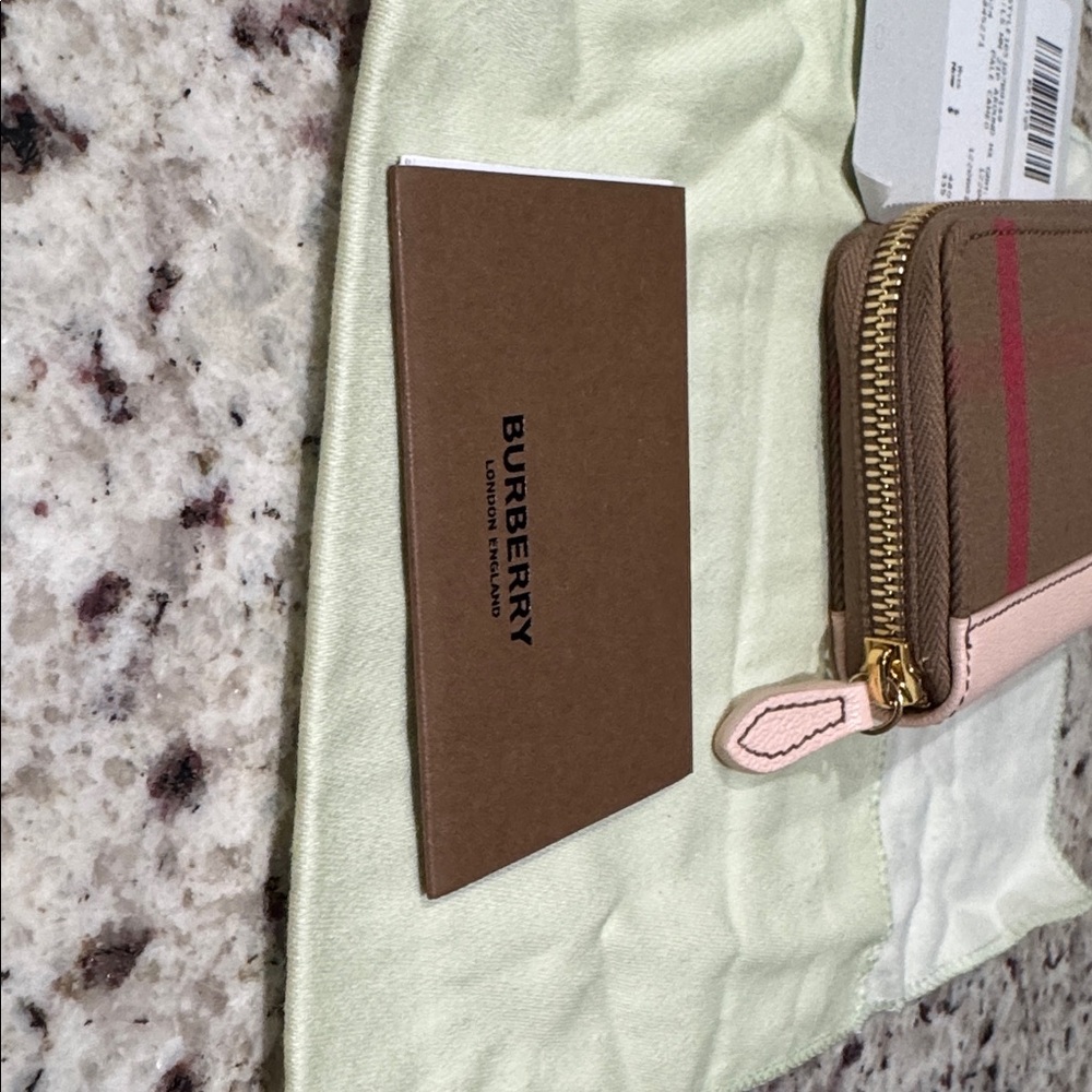 Burberry Zip new 🆕 wallet w/tags - Picture 2 of 12